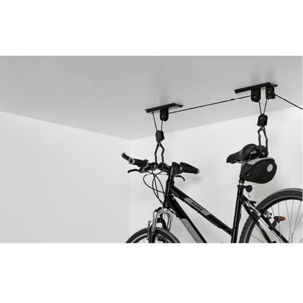 Fahrrad hängt an einem Fahrradlift