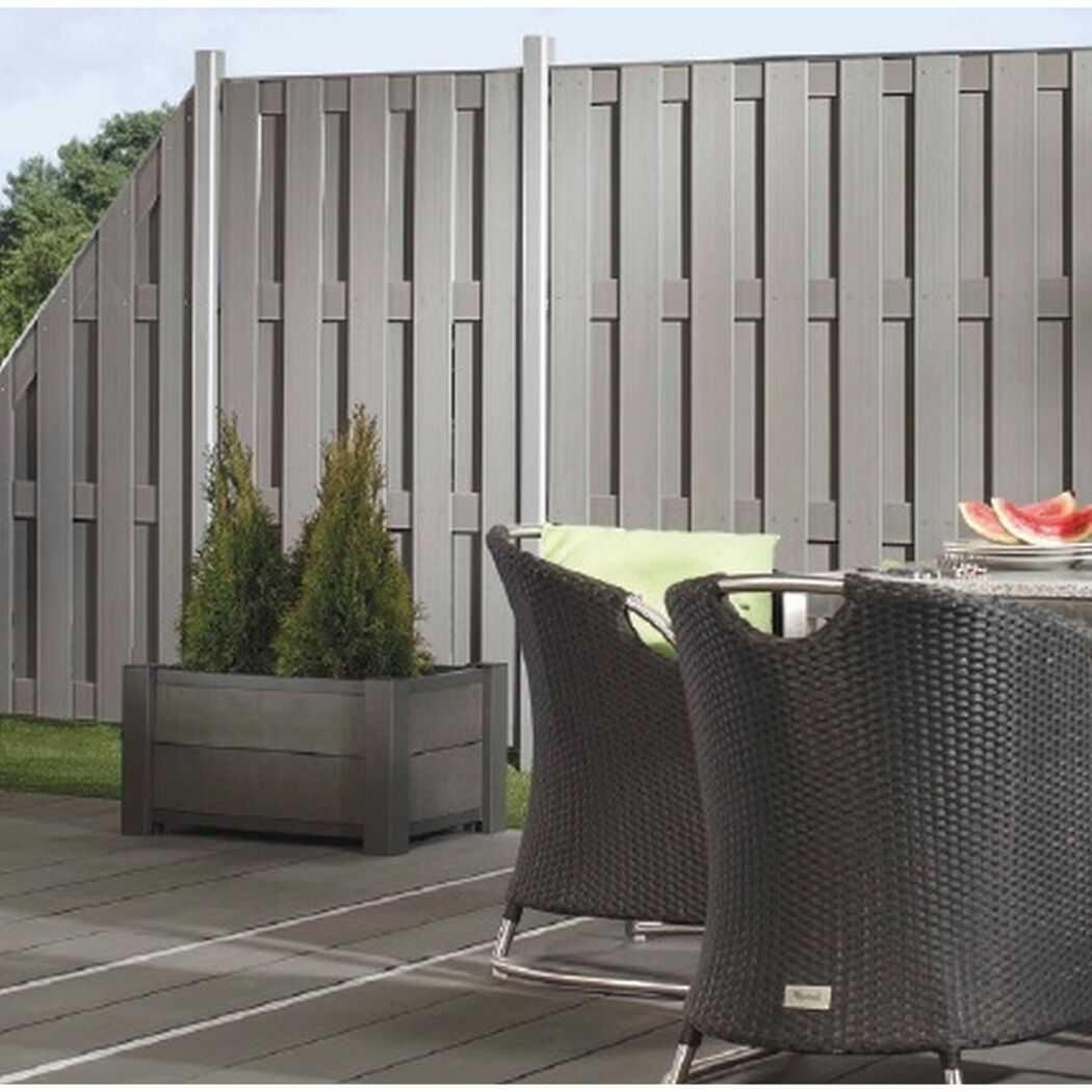 Gartenzaun, Blumenkasten und Gartenmöbel auf einer Terrasse