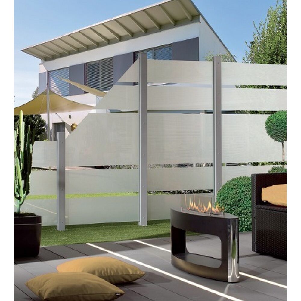 Moderner Sichtschutz im Garten mit Feuerstelle