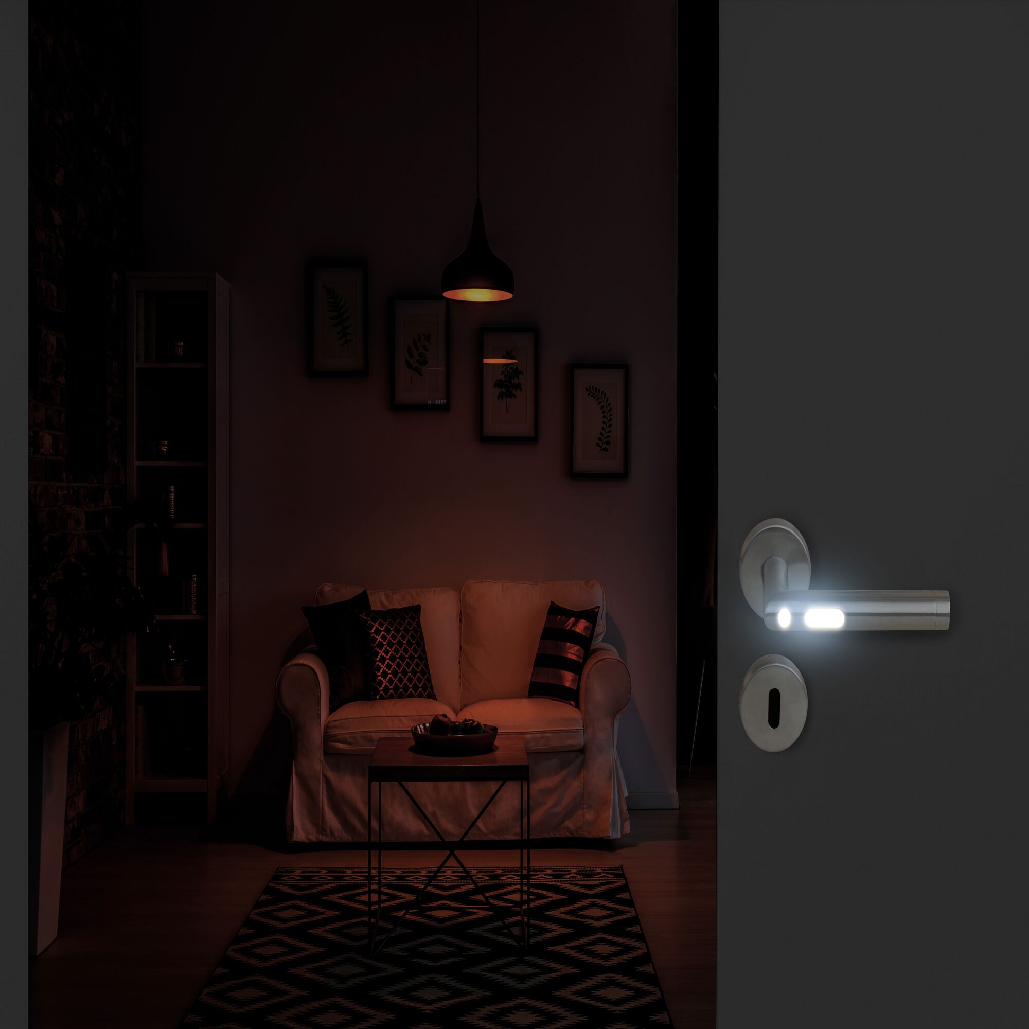 Leuchtende Türklinke in dunklem Raum