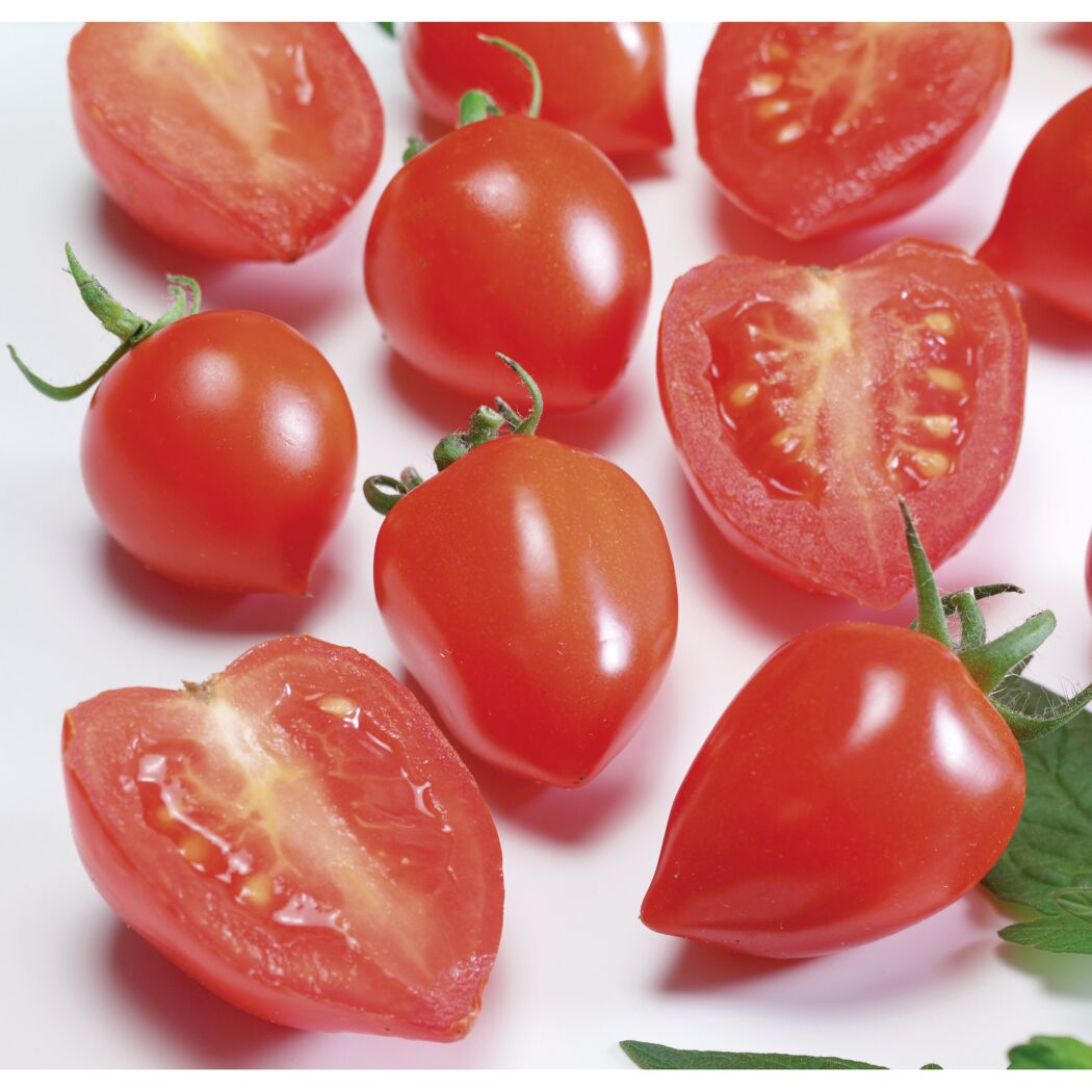Rote Kirschtomaten, ganz und halbiert