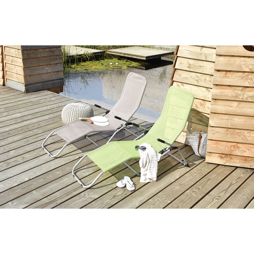 Zwei Gartenliegen in grün und beige auf Holzsteg