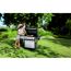 Zwei Personen grillen im Garten mit Gasgrill