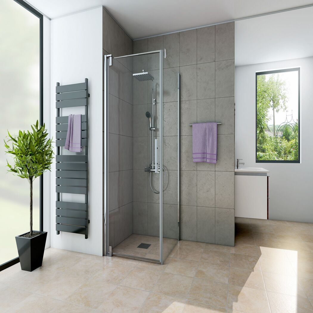 Moderne Duschkabine mit Regendusche und Handbrause
