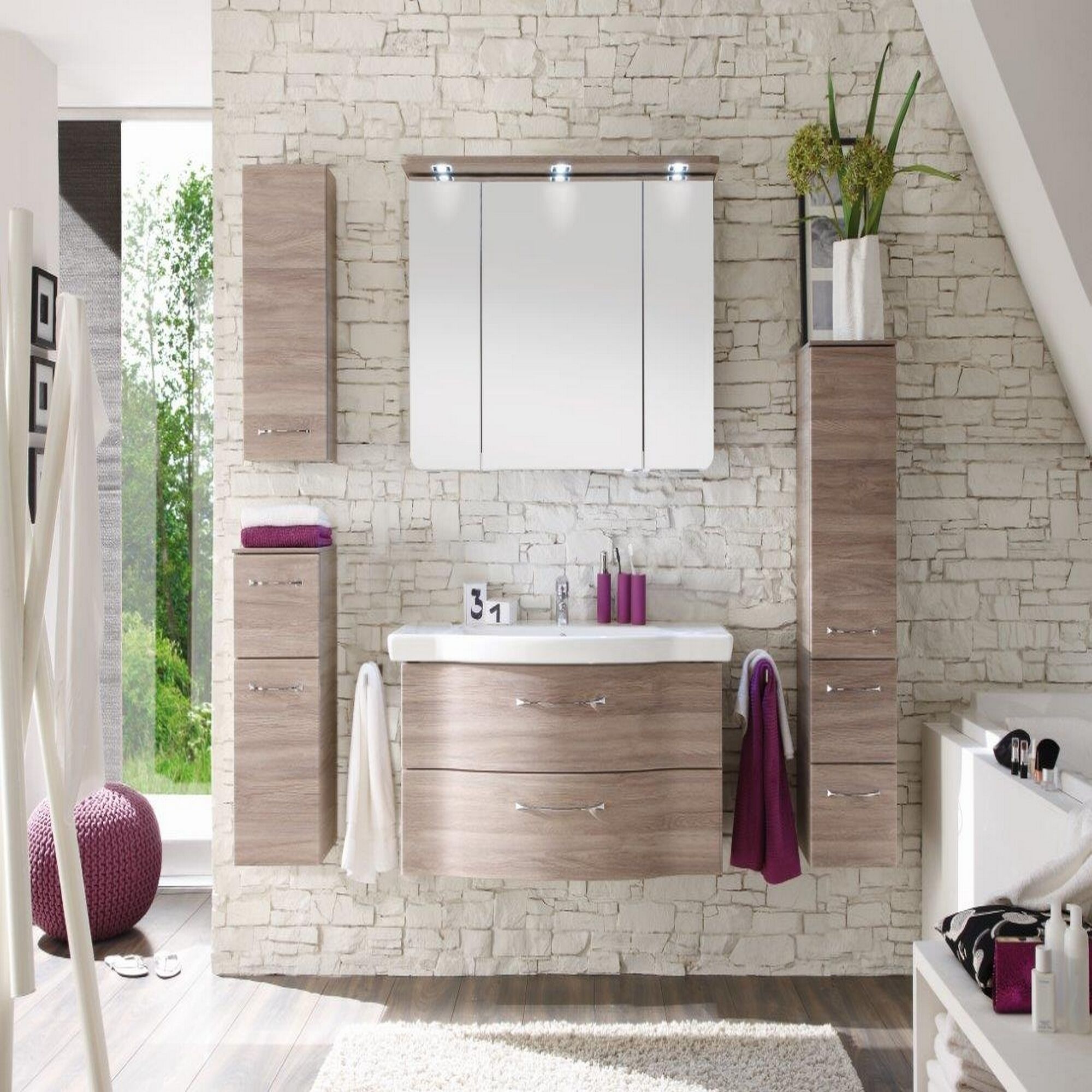 Modernes Badezimmer mit hellen Möbeln und weißem Waschbecken.