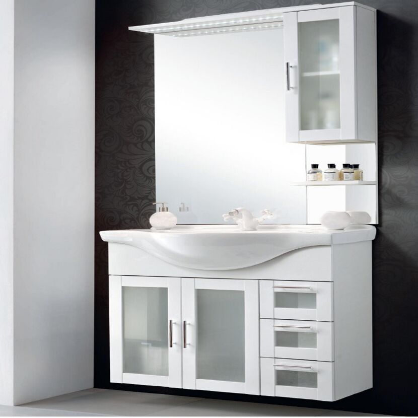 Weißer Badblock mit Spiegelschrank
