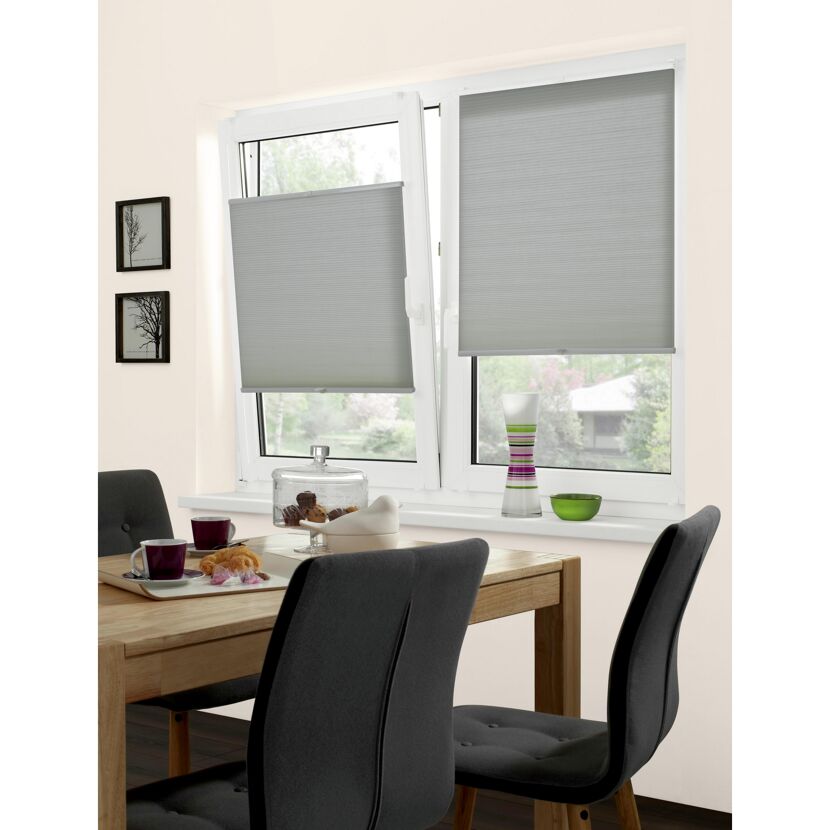 Graues Wabenplissee am Fenster