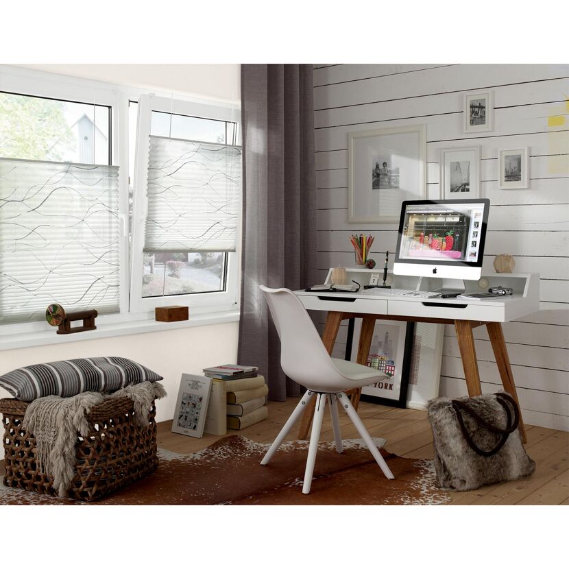 Büro mit Faltrollo und Schreibtisch