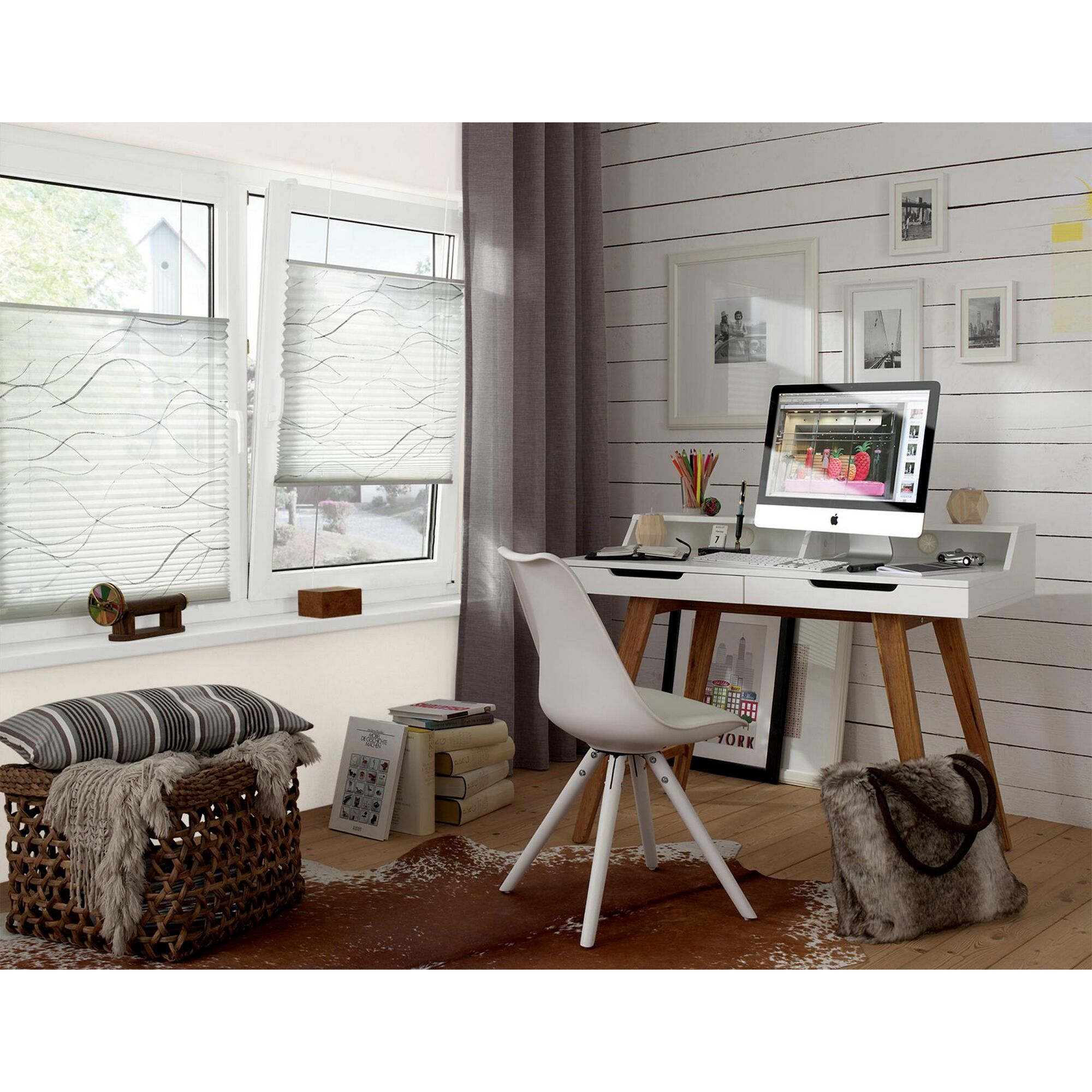 Büro mit Faltrollo und Schreibtisch