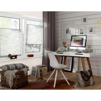 Büro mit Faltrollo und Schreibtisch
