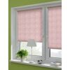 Fenster mit rosa gemustertem Rollo