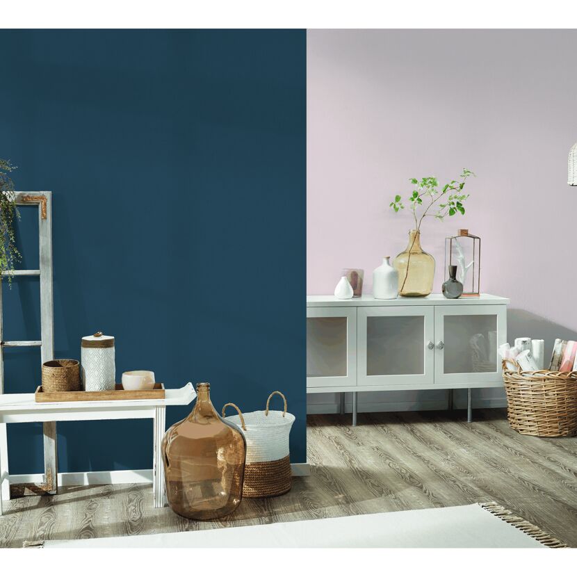Wohnzimmer mit petrolfarbener und roséfarbener Wand