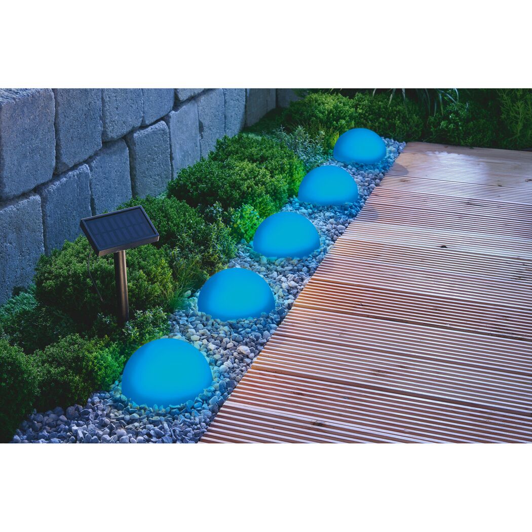 Blaue Solar-Bodenleuchten im Garten