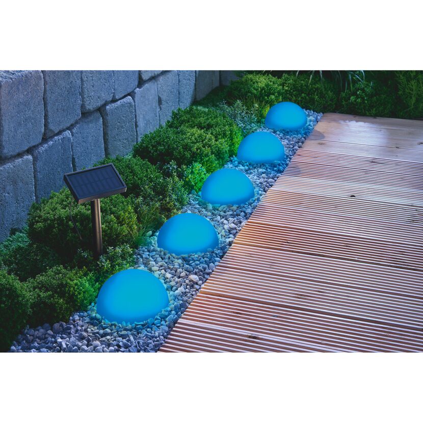 Blaue Solar-Bodenleuchten im Garten