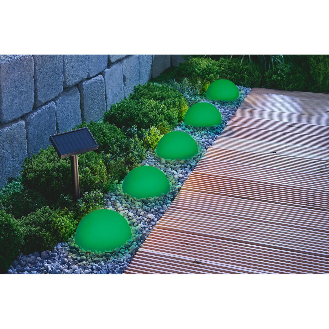Grüne Solar Bodenleuchten im Garten