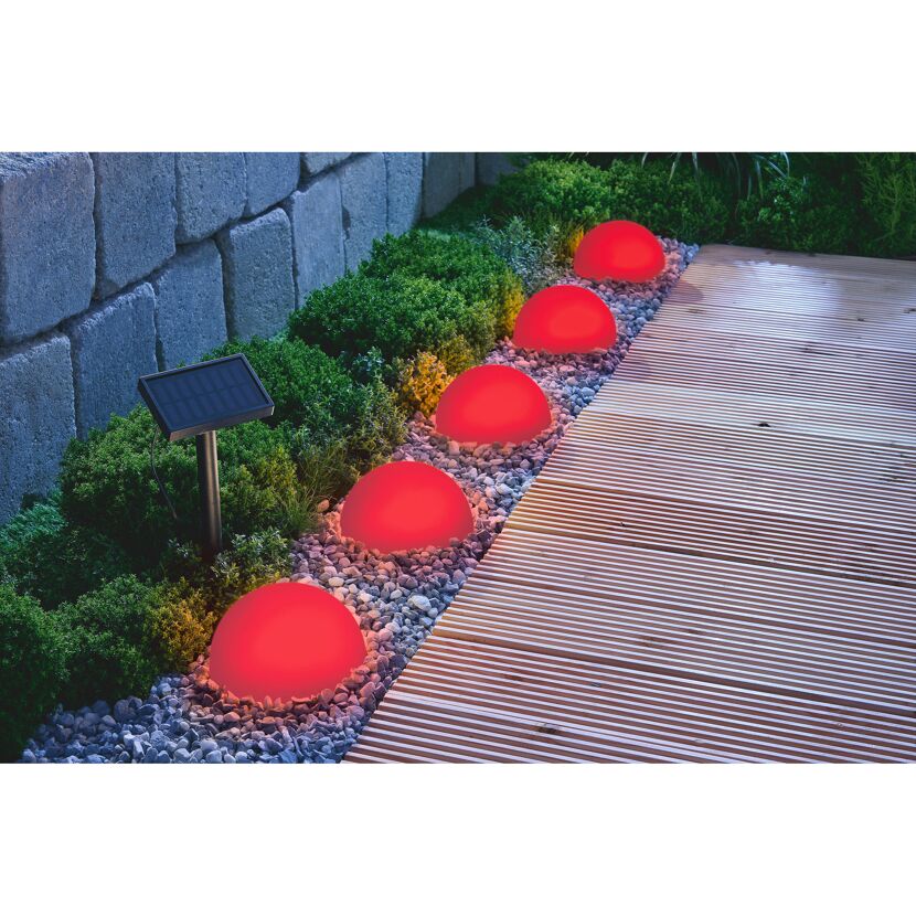 Rote Solar-Bodenleuchten im Garten