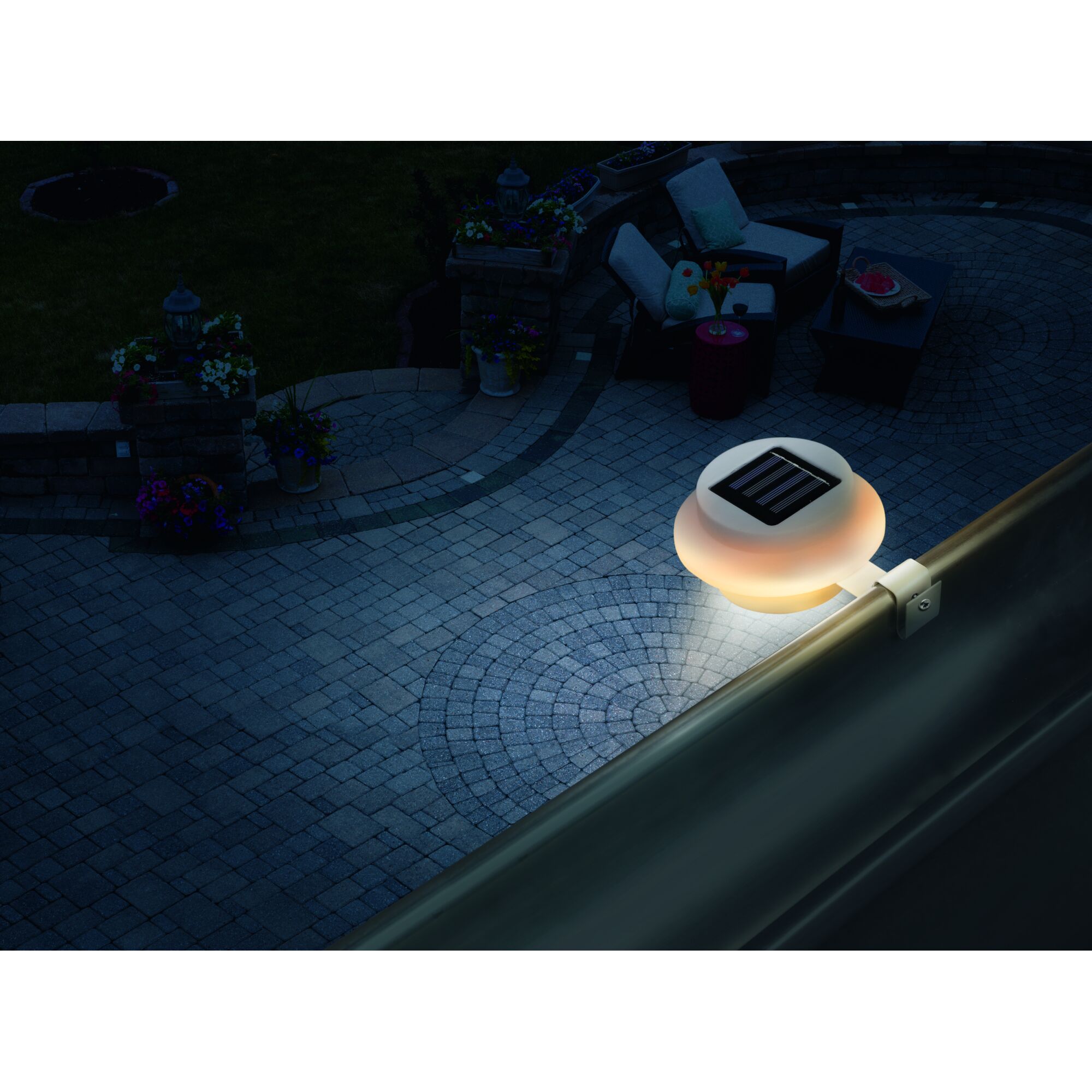 Solarstrahler für Dachrinne beleuchtet Terrasse