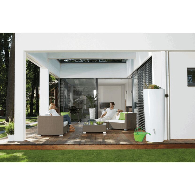 Zwei Personen entspannen auf Gartenmöbeln auf einer Terrasse.