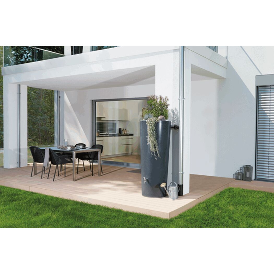 Regenspeicher Stone 2in1 an einer Hauswand