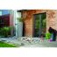 Regentank an einer Hauswand mit Gartendusche