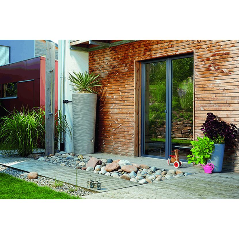Regentank an einer Hauswand mit Gartendusche