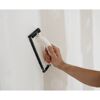 Person schleift Wand mit Handschleifer
