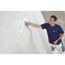 Person verputzt eine Wand mit einer Kelle.