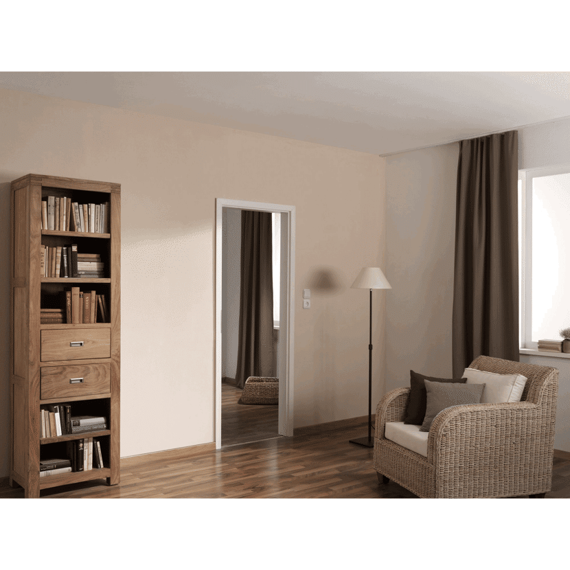 Wohnzimmer mit Bücherregal und Korbsessel