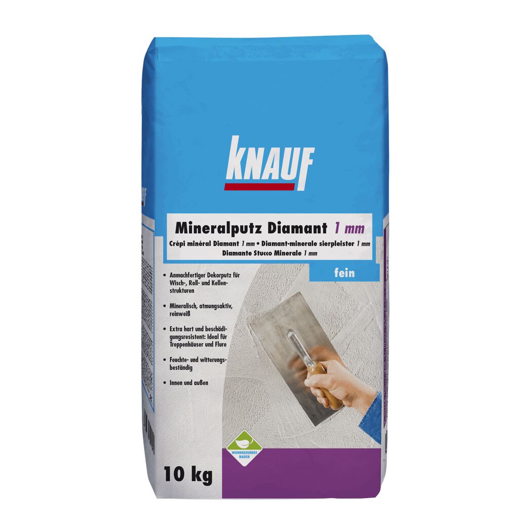 KNAUF Mineralputz Diamant 1 mm, ein 10 kg Sack und eine Person trägt den Putz mit einer Kelle auf eine Wand auf.