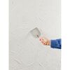 Person verputzt eine Wand mit einer Kelle.