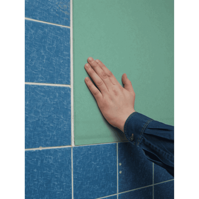Hand drückt Knauf Renovierboard an Fliesen