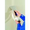 Person verwendet Spachtel und Fugenband an Wand