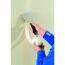 Person verwendet Spachtel und Fugenband an Wand