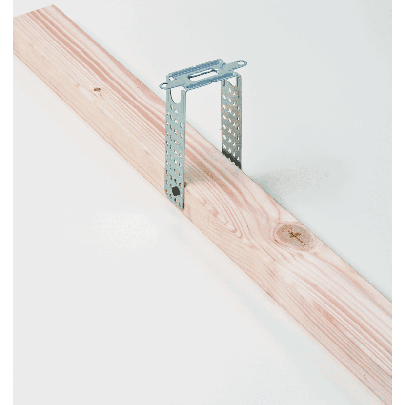Metallhalterung an Holzbalken befestigt.