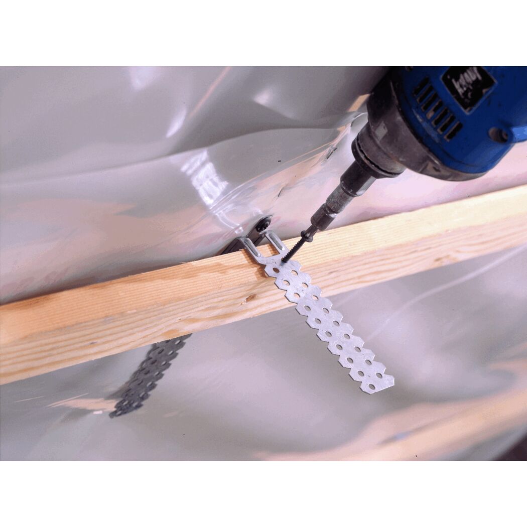 Holzbalken mit Metallhalterung und Akkuschrauber