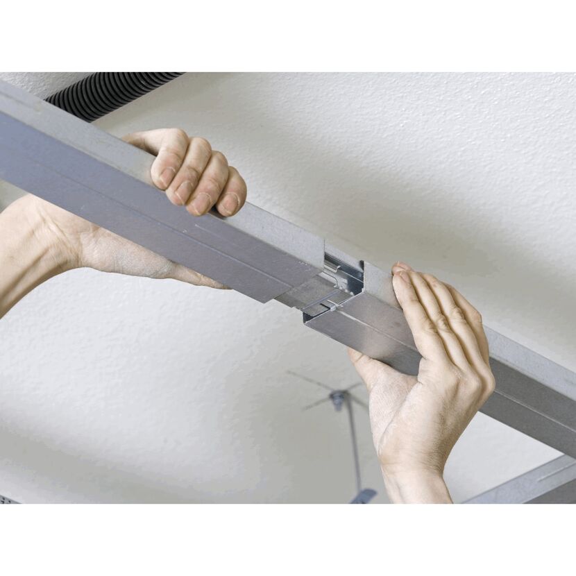 Person verbindet zwei Metallprofile.