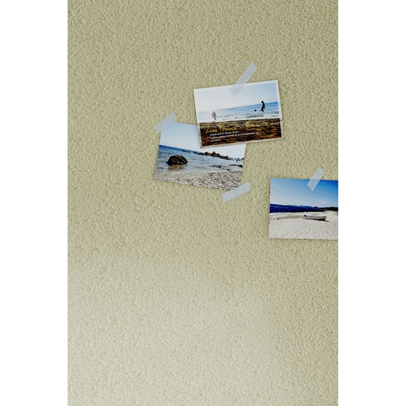 Drei Fotos mit Urlaubsmotiven an einer Wand befestigt.