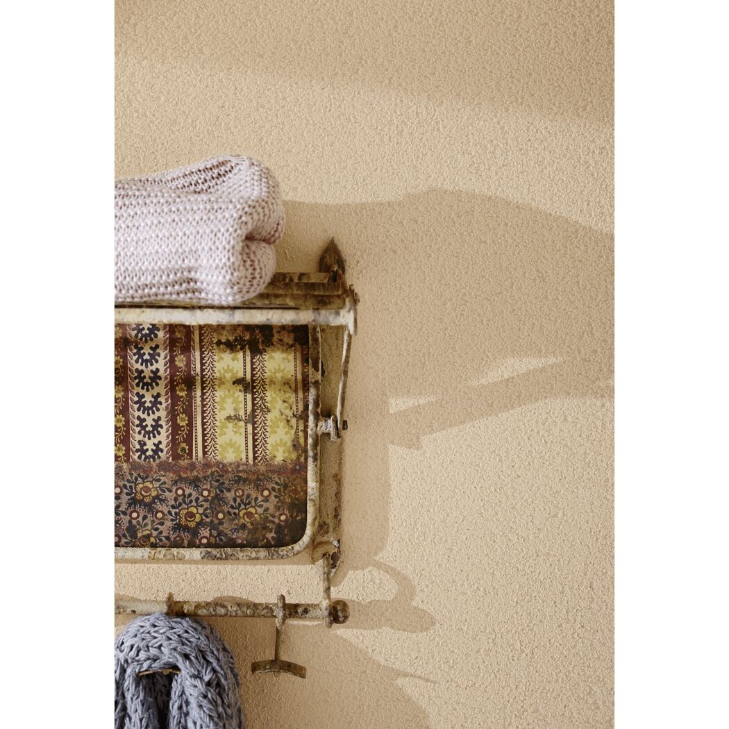 Rosafarbene Wand mit Handtuchhalter und Kleidungsstücken