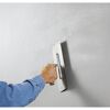 Person verputzt eine Wand mit einem Flächenglätter.
