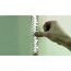 Person bringt PVC-Eckschutzprofil an.