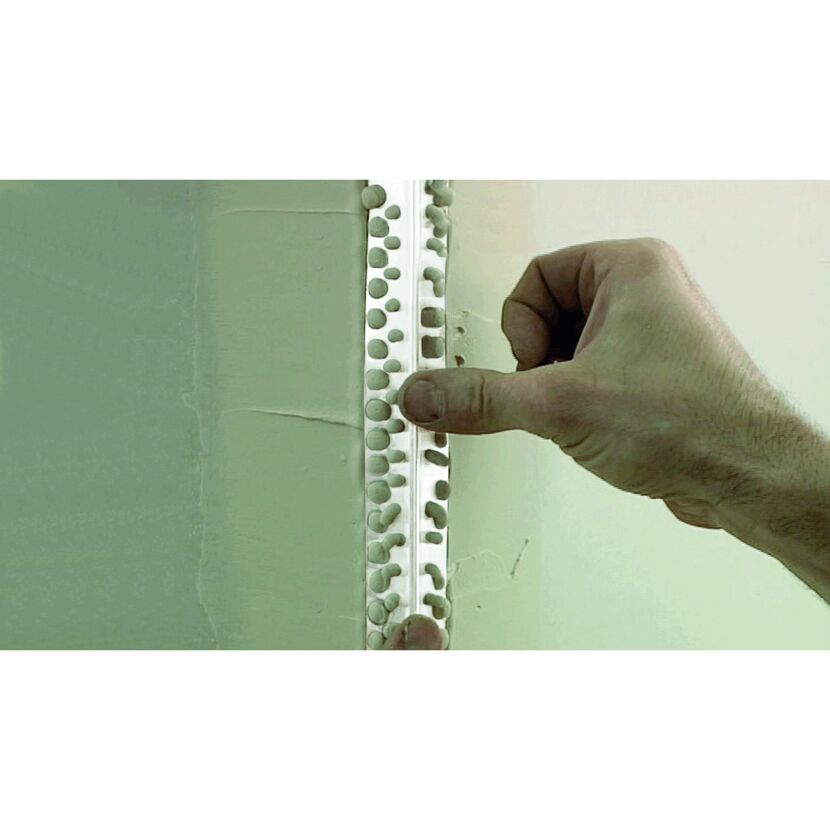 Person bringt PVC-Eckschutzprofil an.