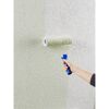 Person streicht eine Wand mit einer Farbrolle