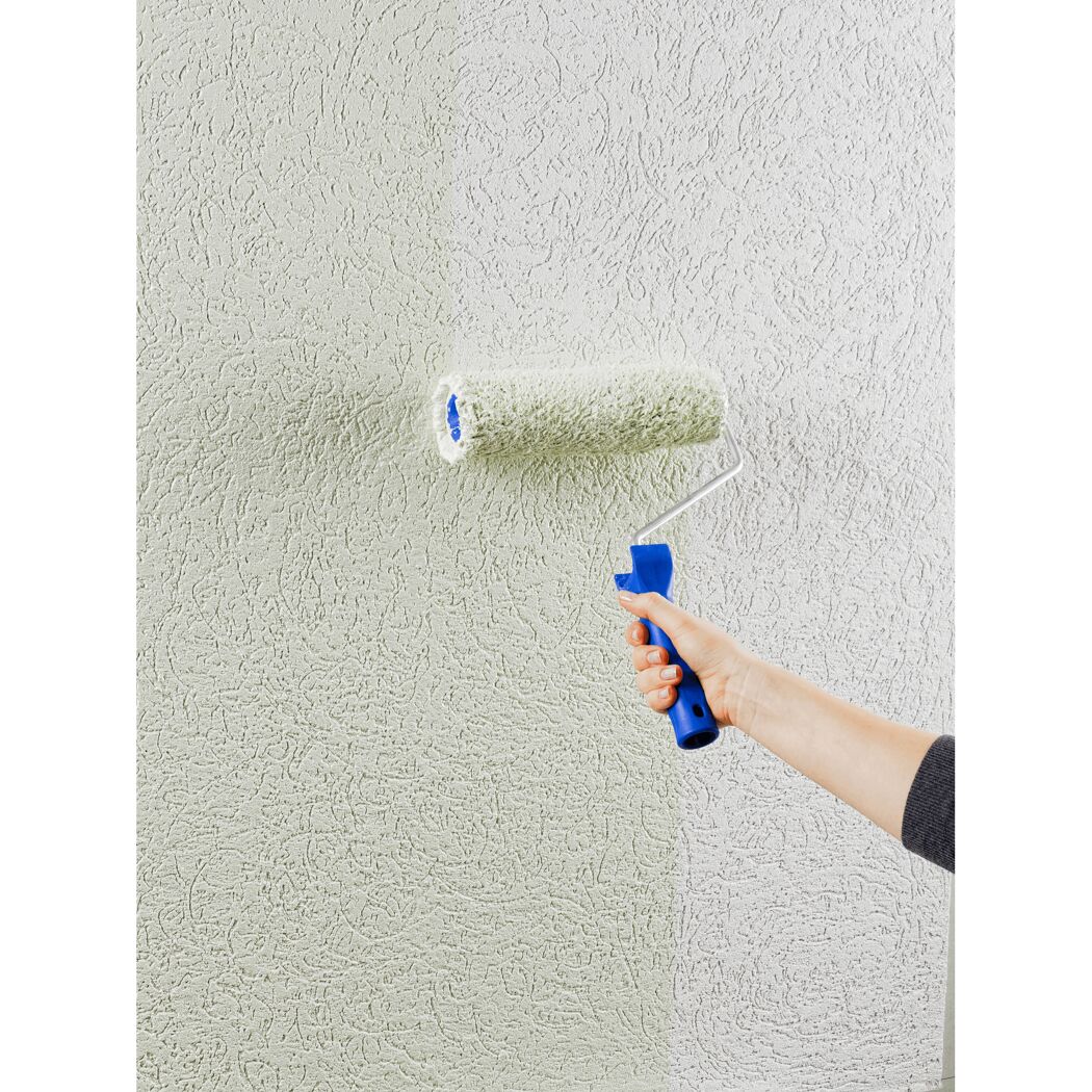 Person streicht eine Wand mit einer Farbrolle.
