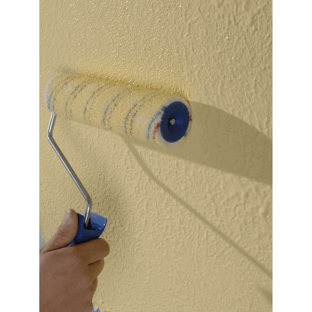 Person streicht eine Wand mit einer Farbrolle.