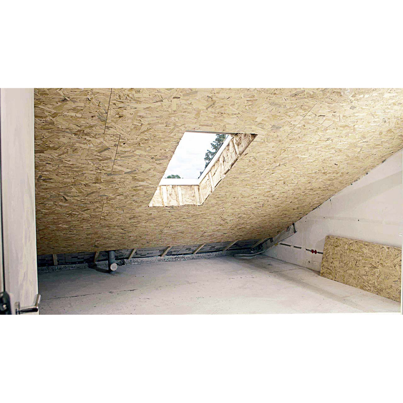 Dachgeschoss mit OSB-Platten und Dachfenster