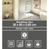Badezimmer mit weißen Wandfliesen