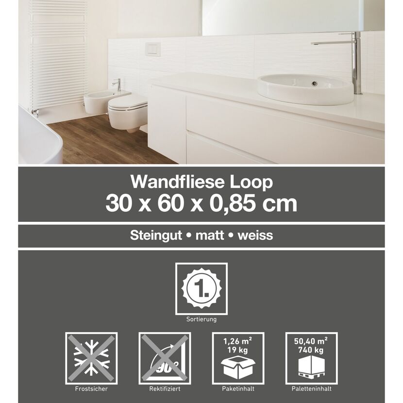 Weiß gefliestes Badezimmer mit WC, Bidet und Waschbecken