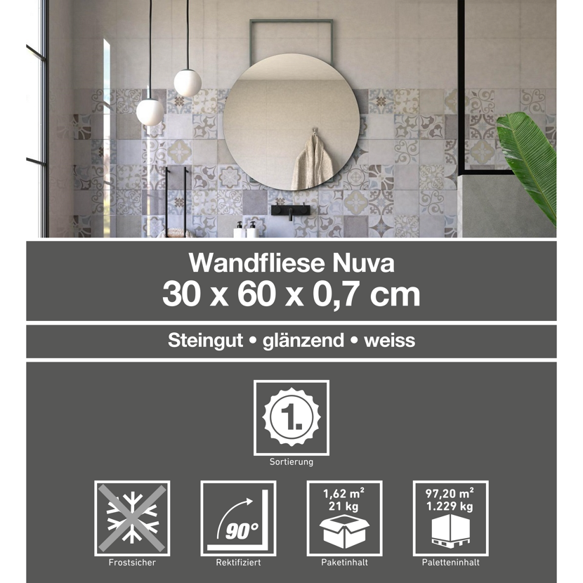 Badezimmer mit runden Spiegel und gemusterten Fliesen.