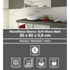 Weißes Badezimmer mit Waschbecken und Handtuch